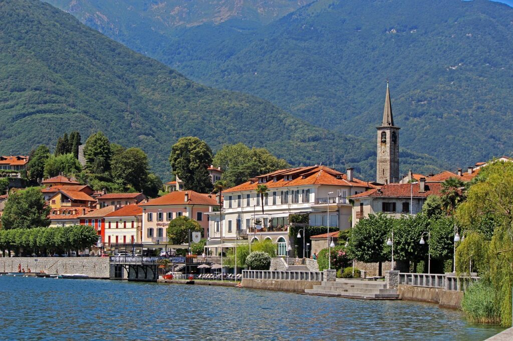 lago mergozzo vicino a il cortile del borgo