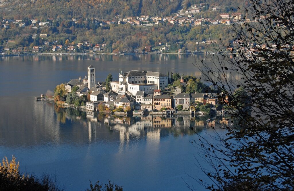 lago d'orta vicino al lago maggiore e a il cortile del borgo ticino
