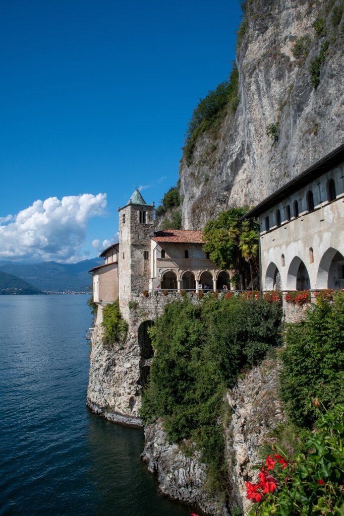 santa caterina del sasso lago maggiore il cortile del borgo