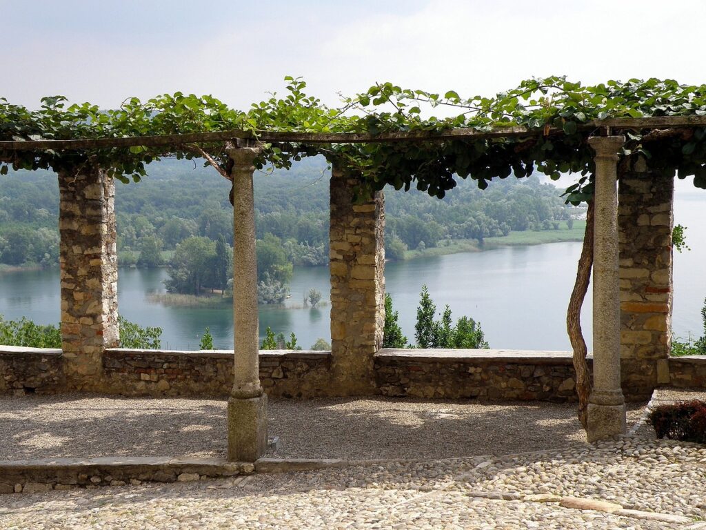 varese lago vicino al lago maggiore e a il cortile del borgo
