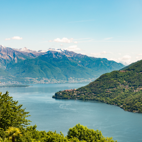 scopri lago maggiore il cortile del borgo